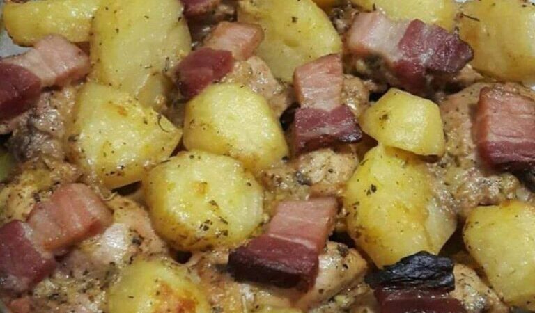 Sobrecoxa Assada com Batatas e Bacon: Uma Delícia de Sabor e Simplicidade