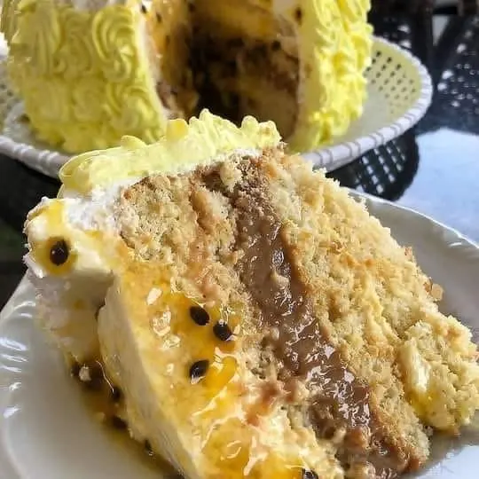 Bolo de maracujá com doce de leite simples