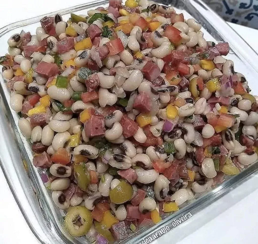 salada de feijão fradinho delicioso