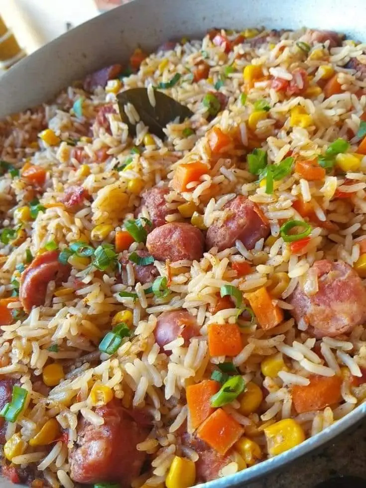 Arroz de linguiça com milho pratico saboroso