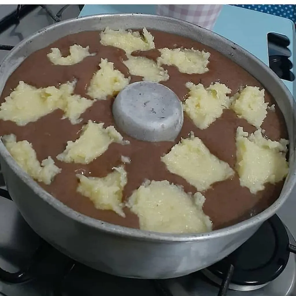 Bolo de Chocolate ja sai recheado do forno