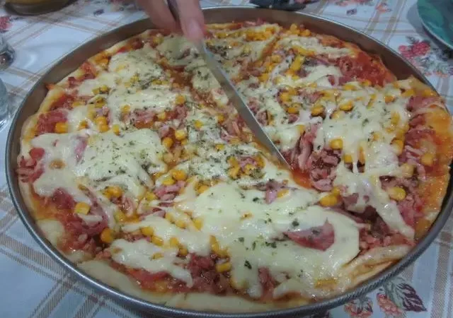 Pizza de liquificador caseiro simples delicioso