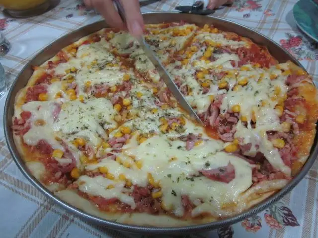 Pizza de liquificador caseiro simples delicioso